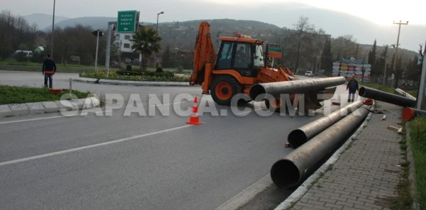 Sapanca'da Tır'ın Halatı Koptu Tonlarca Ağırlıktaki Borular Yola Dağıldı