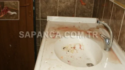 Sapanca Belediye Düğün Salonunun Kapısını Kırıp İçeride Tavuk Parçaladılar
