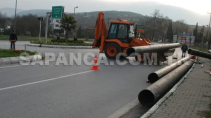 Sapanca'da Tır'ın Halatı Koptu Tonlarca Ağırlıktaki Borular Yola Dağıldı