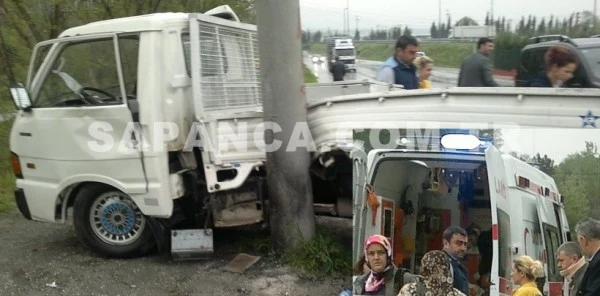 Kamyonet Beton Direğe Çarptı 1 Kişi Yaralandı