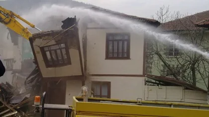 Sapanca'da Orta Hasarlı Binalar Yıkılıyor