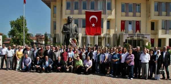 İstanbul İl Genel Meclisi CHP Grubu Sapanca'da Atatürk Büstüne Çelenk Koydu