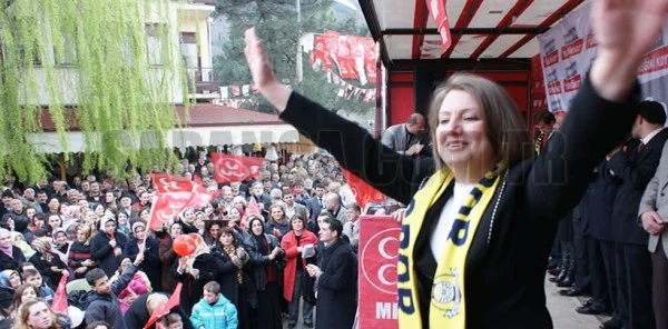Oya Arapoğlu, MHP'den 'Yüreğini Koy' Diyecek