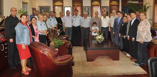 Sapanca Belediye Personeli Başkan Uslu'nun Kandilini Kutladı