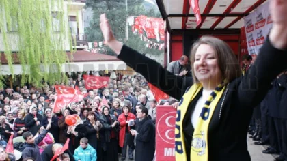 Oya Arapoğlu, MHP'den 'Yüreğini Koy' Diyecek