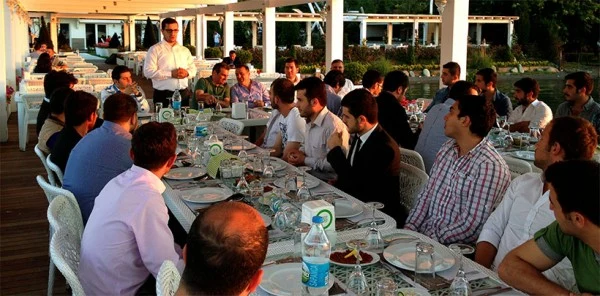 AK Parti Sapanca Gençlik Kolları Yemekte Bir Araya Geldi