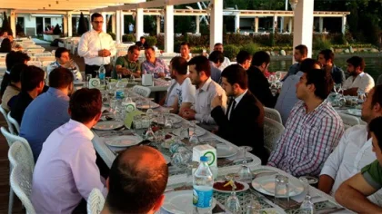 AK Parti Sapanca Gençlik Kolları Yemekte Bir Araya Geldi