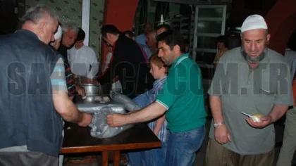 Sapanca Belediyesi Kandil Gecesi Camilerde Helva Dağıttı
