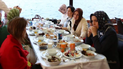 AK Parti Artvin İl Kadın Kolları Sapanca'da İftar Yemeğine Katıldı