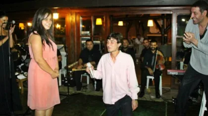 Hakan Altuğ Tanıklığında Sahnede Evlilik Teklifi