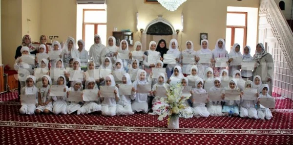 Rüstempaşa Camii Kız Kuran Kursu Öğrencilerine Belgeleri Verildi