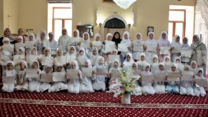 Rüstempaşa Camii Kız Kuran Kursu Öğrencilerine Belgeleri Verildi