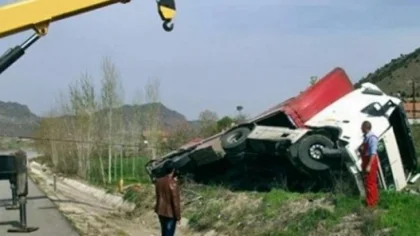 Tır Şarampole Uçtu: 1 Yaralı