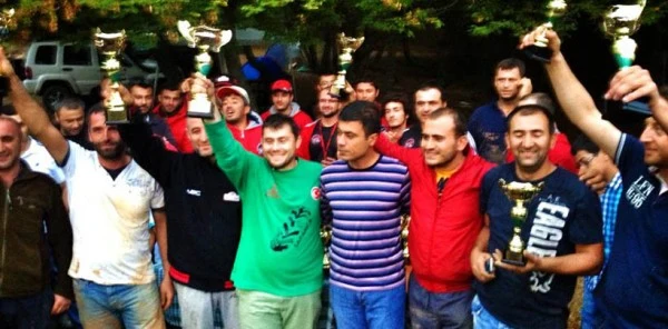 Düzce Off Road Yarışlarında Yarışan Hüseyin Memioğlu Yine Kupa Kaldırdı