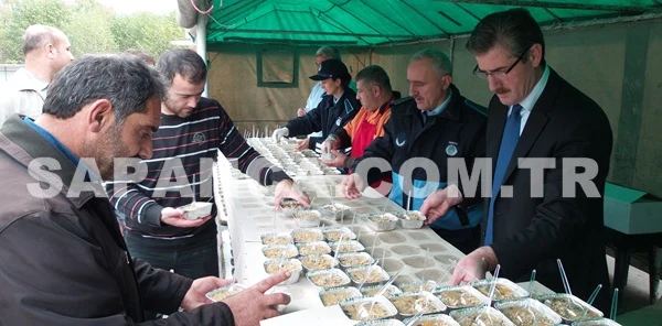 Sapanca'da Vatandaşlara Aşure Dağıtıldı