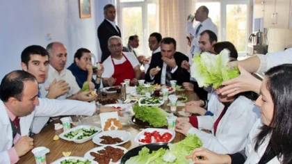 Öğretmen ve Velilere Çiğ Köfte Ziyafeti