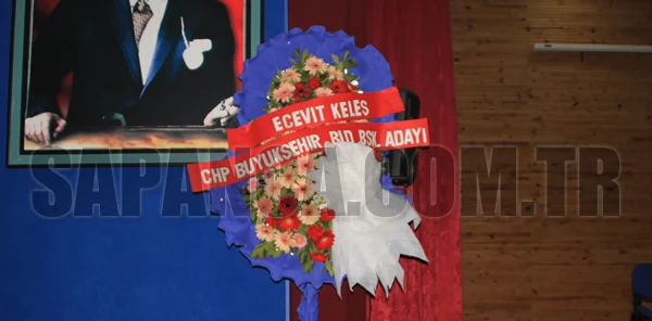 Gözümüz Çelenkteki O İbareye Takıldı