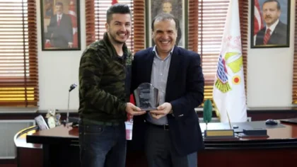 Başkan Uslu'dan Sapanca Rehberi'ne Teşekkür Plaketi
