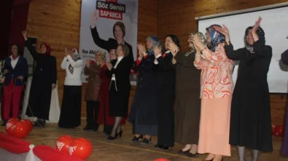 Kadınlar MHP'nin Projelerini Ayakta Alkışladı