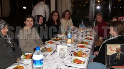 Saadetli Kadınlar Yemekte Bir Araya Geldi
