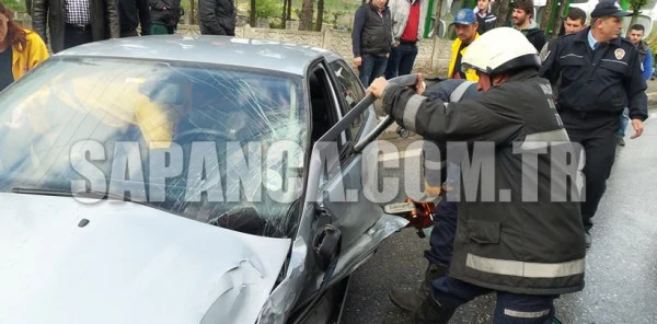 Sapanca'da Kaza Sonrası Otomobilde Sıkışan Sürücü Yaralandı