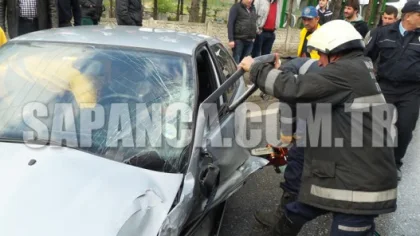Sapanca'da Kaza Sonrası Otomobilde Sıkışan Sürücü Yaralandı