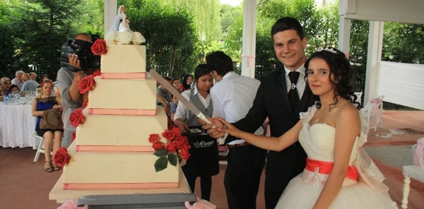 Yetiştirme Yurdunda Tanıştılar ...