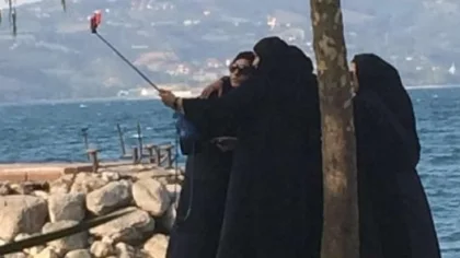 Arapların Sapanca'da Selfie Yaparken Kullandığı O Alet Merak Konusu Oldu