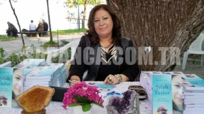 Bioenerji Terapisti Belgin Dal 'Şifalı Taşlar' Adlı Kitabını İmzaladı