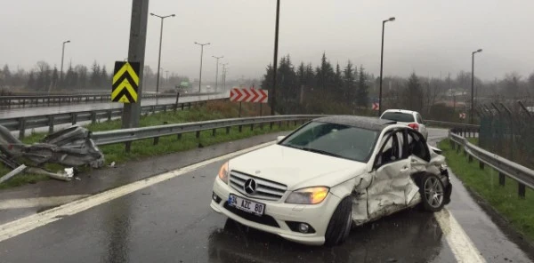 Sapanca'da Trafik Kazası: 2 Yaralı