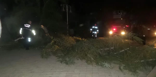 İtfaiye ve Polis Ekiplerinin Fırtınayla Mücadelesi Sürüyor