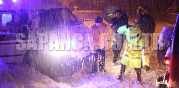 Kar Nedeniyle Yolda Kalan Ambulansın Yardımına Soffder Koştu
