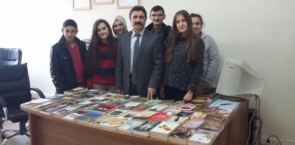 Odasında Sergilediği Kitaplarla Öğrencilerine Kitap Okuma Fırsatı Sunuyor