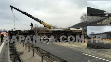 Tem Otoyolu Sapanca Gölbaşı Mevkiinde Devrilen Tır Yolu Kapadı