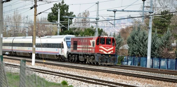 Sapanca'da Yolda Kalan Yht'yi Kara Tren Çekti