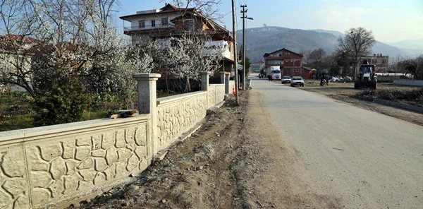 Sapanca'da Yollar Genişliyor Dekoratif Perde Duvarlar Yapılıyor