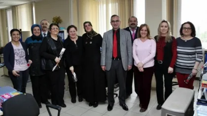 Sapanca Belediye Başkanı Aydın Yılmazer Çiçek Dağıttı