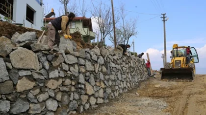 Sapanca Güldibi Mahallesi Saray Caddesinde Yeni Yol Açılarak Taş Duvar Yapıyor