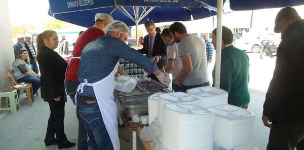Anne ve Babasının Ruhu için Yemek Dağıttı