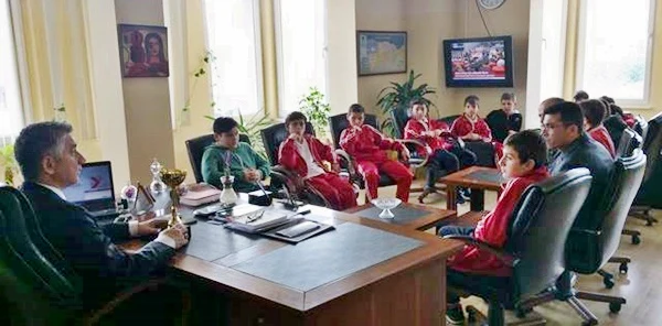 Futbol Takımı Kaymakam Gökhan Azcan'ı Makamında Ziyaret Etti