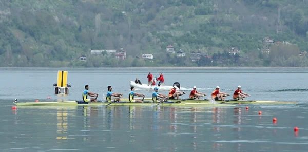 Kürek Yarışları Hava Muhalefeti Nedeniyle Yarına Ertelendi