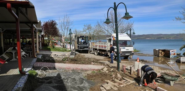 Sapanca Belediyesi Sahil Bandını Yeniden Düzenliyor
