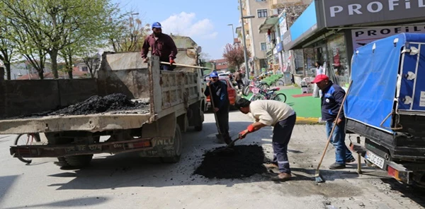 Sapanca'da Asfalt Yama Çalışmaları Tüm Hızıyla Sürüyor