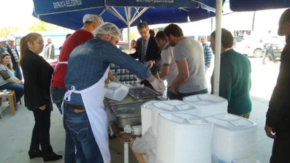 Anne ve Babasının Ruhu için Yemek Dağıttı