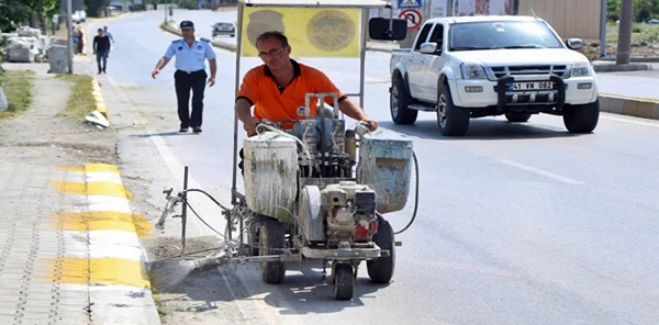 Belediye Ekipleri Kaldırım Bordürlerini Boyuyor