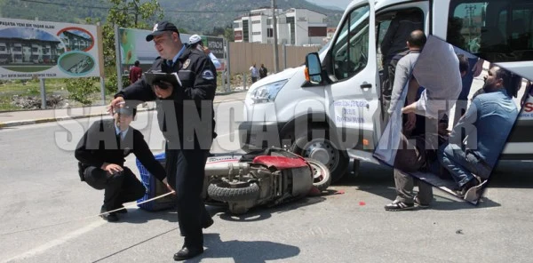 Minibüs Motosikletle Çarpıştı: 1 Yaralı