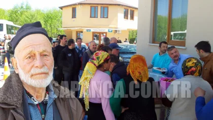 Rüyasında Gördü, Yemek Dağıttı