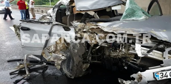 Otomobilin Bariyerlere Çarpması Sonucu Eser Gürsoy ve Yanındaki 3 Kişi Yaralandı