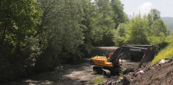 Nehir ve Derelerden 330 Kamyon Çöp Çıkarıldı