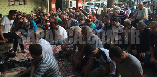 Sapanca'da Bayram Namazında Camiler Doldu Taştı